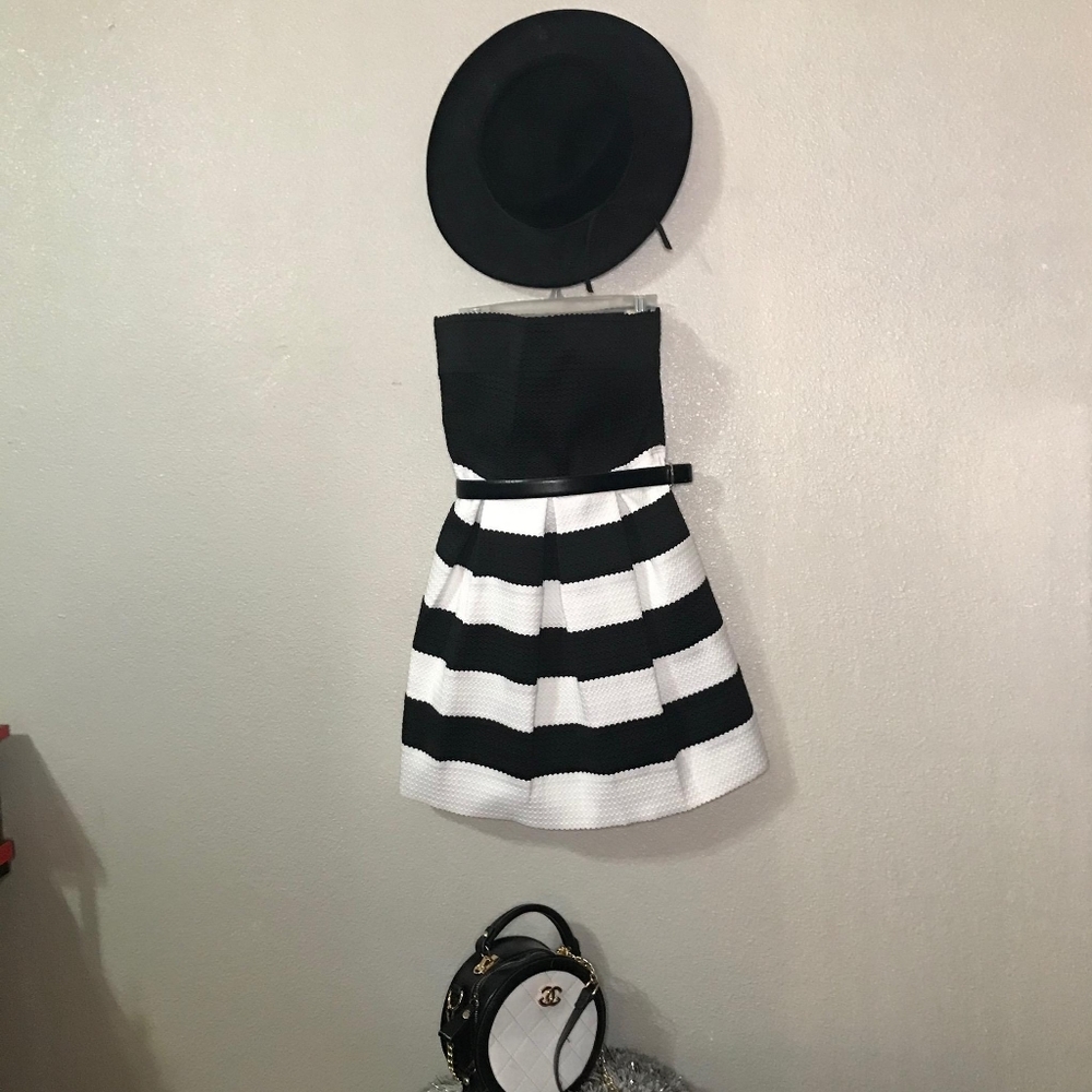 Dresses - Picture 1 of 4